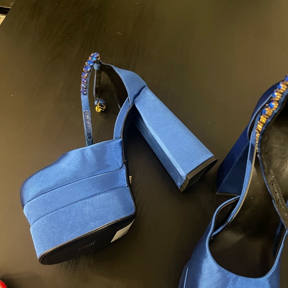 Size8 - Picture 2 of 11